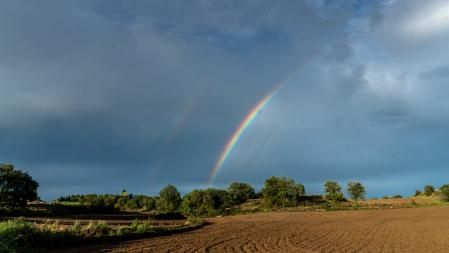 Arco iris tras la tormenta en el paisaje de los alrededores de Manlleu.