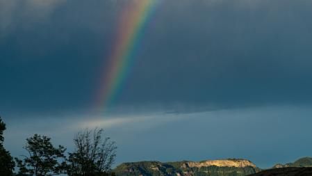 Arco iris tras la tormenta en el paisaje de los alrededores de Manlleu.