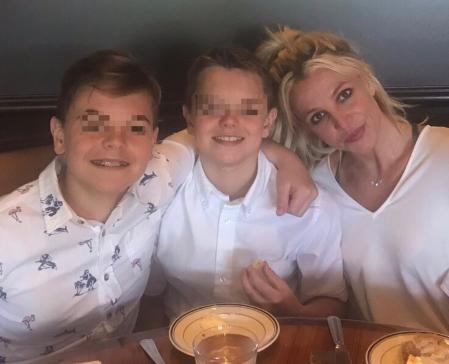 Jayden James (centro), ha roto su silencio y ha revelado cómo es crecer junto a su madre.