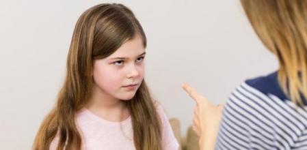 Cuando un niño tiene una rabieta o está muy enojado, muy frustrado o con miedo, primero debemos calmarlo y nutrirlo.