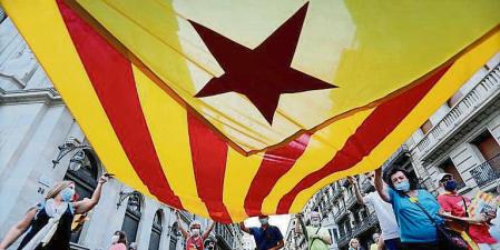 foto XAVIER CERVERA 11/09/2021 (carteles de letras o estelada gigante por via laietana con avinguda catedral) via laietana durante el inicio de las manifestaciones justo a las 17.14h (entre plaça urquinaona y la catedral) diada nacional catalana senyeres ,banderas catalanas, estelades, miles d personas...