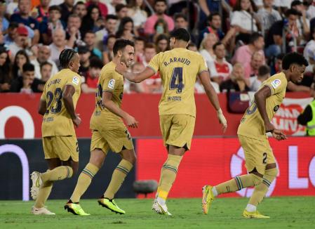 Eric Garcia celebrando su gol con Koundé y con Araújo
