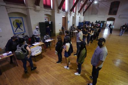 Ciudadanos chilenos acudiendo a votar este domingo