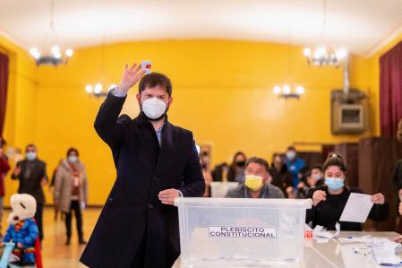 El presidente chileno, Gabriel Boric, votando en el histórico plebiscito de este domingo