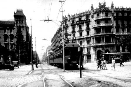 El tren eléctrico subiendo por Balmes, en 1933.