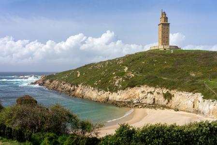 La torre de Hércules desde la playa de Lapas