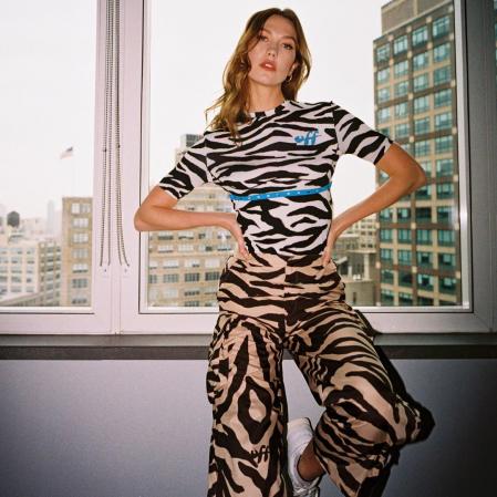 La modelo Karlie Kloss con 'total look' de estampado cebra