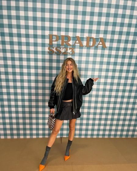 Emili Sindlev con la falda de tablas que caracteriza este estilo