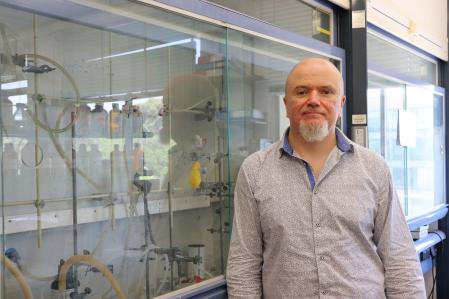 Ignacio Alfonso en el laboratorio