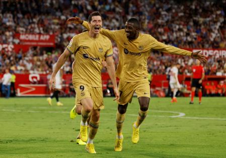 Lewandowski y Dembélé celebrando el gol del polaco ante el Sevilla el pasado sábado