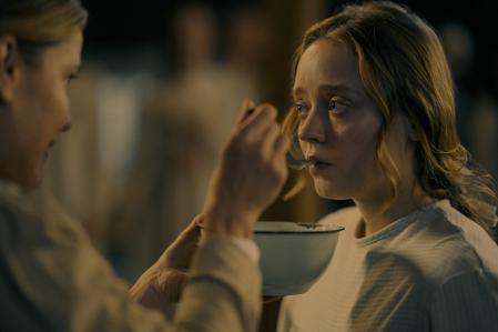 Madeleine Arthur es Mae, una joven salida de una secta en 'El diablo en Ohio'.