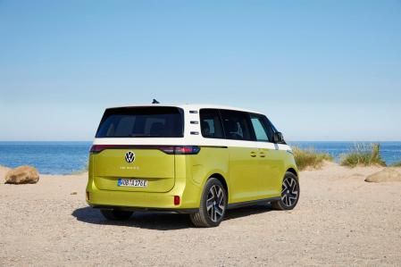 La versión monovolumen tiene dos puertas laterales traseras correderas y un portón posterior de apetura vertical