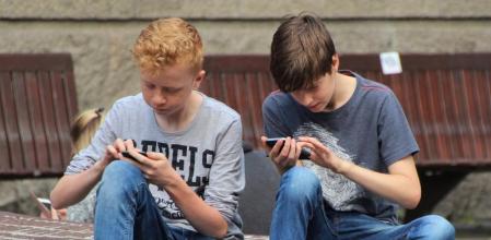 Los adultos deben orientar a los hijos en el uso del móvil