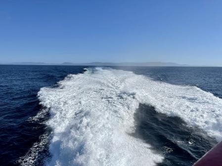 Estela dejada por el ferry en el Estrecho.