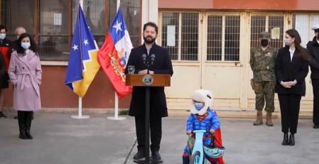 Un niño vestido de Superman en bici interrumpe al presidente chileno durante un discurso
