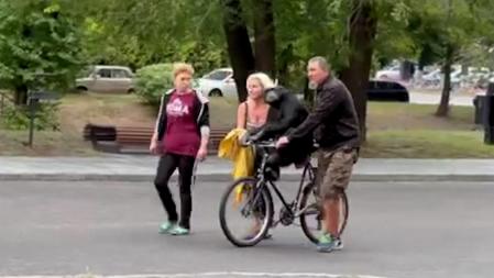 Un chimpancé escapa de un zoo de Ucrania asustado por los bombardeos y vuelve en bicicleta