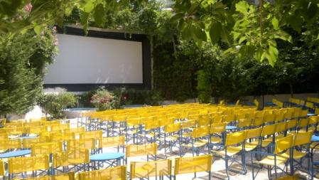 Una imagen diurna del cine Riviera, en la calle Valtetsiou del barrio de Exarchia