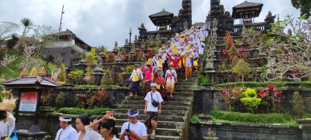 Templo madre Besakih y ofrendas.