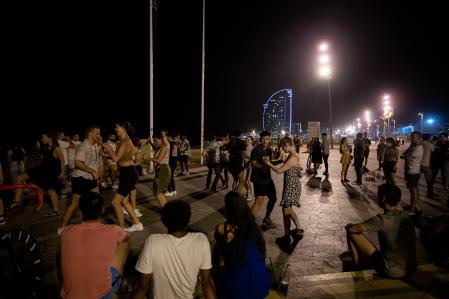 Agentes , del Ayuntamiento informando sobre  comportamiento cívico  . Barceloneta  BCN