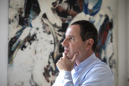 El escritor Yoann Iacono posa para 'Guyana Guardian' en el Institut François de Barcelona