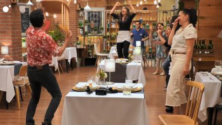 Diego bailó con Anna y con una silla.