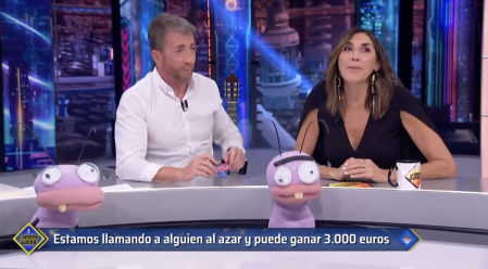 Pablo Motos y Paz Padilla realizan la llamada del concurso de 'El Hormiguero'
