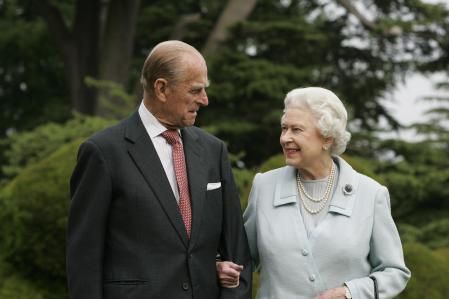 La Reina Isabel II y el Príncipe Felipe, Duque de Edimburgo, durante su visita a Broadlands para conmemorar su Aniversario de Bodas de Diamante
