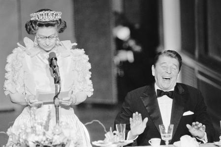 El presidente Reagan y la reina Isabel II, durante una cena de estado celebrada en el Museo De Young en San Francisco, en marzo de 1983