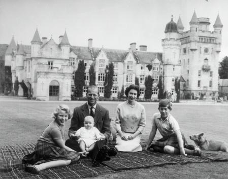 El bebé Príncipe Andrés se posa en el regazo del Príncipe Felipe durante un picnic en los terrenos del Castillo de Balmoral, junto a la reina Isabel, el príncipe Carlos y la princesa Ana, el 8 de septiembre de 1960