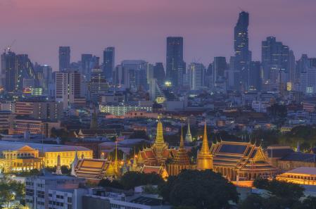El palacio Real y Wat Phra Keaw rodeados de grandes rascacielos de Bangkok