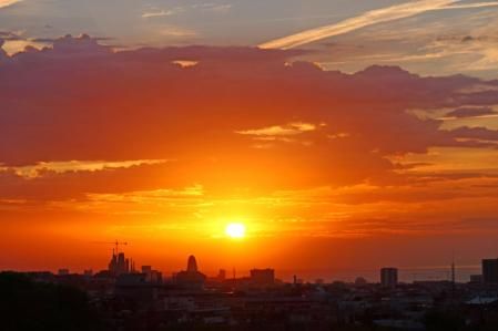 Amanecer de nubes tornasoladas en Barcelona.