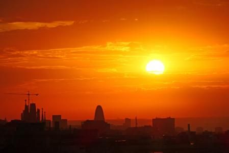Amanecer de nubes tornasoladas en Barcelona.