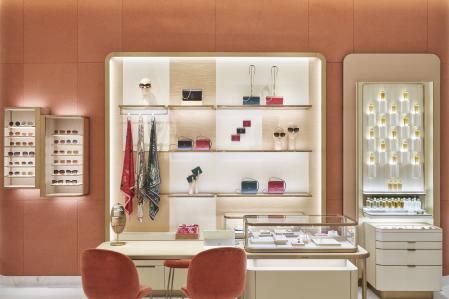 Mosaicos, vidrieras y las formas gaudinianas visten el interior