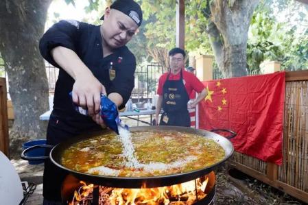 El cocinero de Binhui Jiang, de El Mesón El Molino de Valencia, ganador del segundo premio