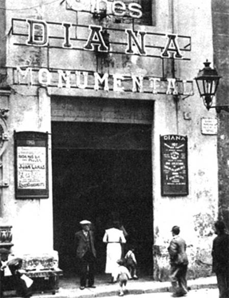 Entrada por la calle de las Tapias al cine Monumental.