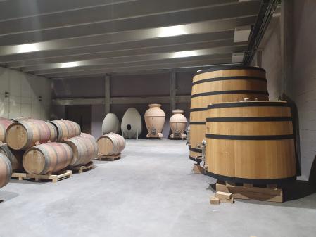 Zona de barricas de la bodega Acústic Celler, en Marçà
