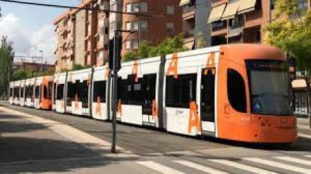 Imagen de archivo del Tram de Alicante circulando por la línea 2, donde se ha producido un accidente