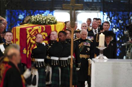 El féretro de Isabel II, con Carlos III y Camila en segundo plano, entrando en la catedral de Saint Giles, en Edimburgo