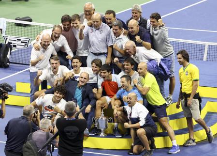 Con su genteAlcaraz celebró la victoria con su técnico (a su derecha, Juan Carlos Ferrero) y toda su gente