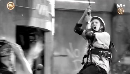 Momento en que falla el freno de la tirolina en 'La Resistencia' y se produce el choque contra la pared