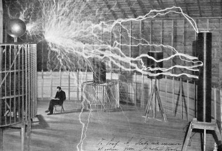 Nikola Tesla en su laboratorio de Palm Springs.