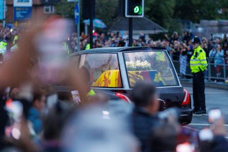 El féretro de Isabel II siendo transportado por las calles de Londres
