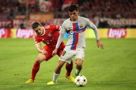 Pedri en el Allianz Arena vigilado por Sabitzer