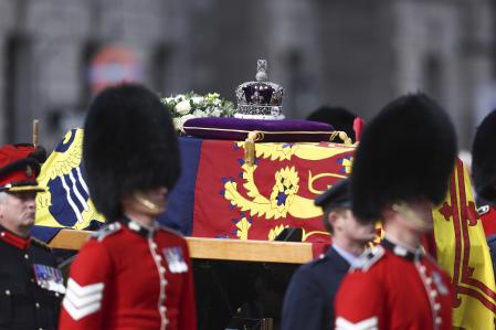 El féretro de la reina Isabel II a su salida del palacio de Bckingham