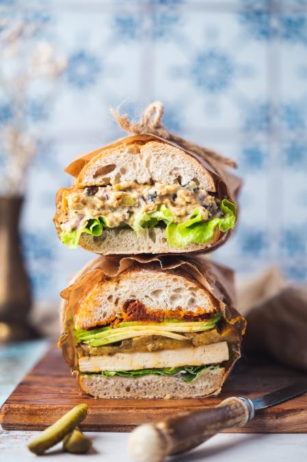 Bocadillo de ensalada y atún vegano del libro 'Mucho más que hummus', de Manel García y Hanna Buschmann