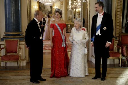 Britain's Queen Elizabeth II, her husband Prince Philip, Spain's King Felipe and his wife Queen Letizia pose for a group photograph before a State Banquet at Buckingham Palace in London, Wednesday, July 12, 2017. The King and Queen of Spain are on a three day State Visit to Britain. (AP Photo/Matt Dunham, Pool)