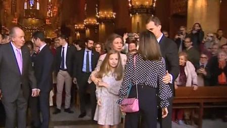 El rey Felipe VI media entre su madre y su mujer en la Catedral de Palma