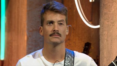 Grison aparece en ‘La Resistencia’ con la cara deformada por los retoques estéticos