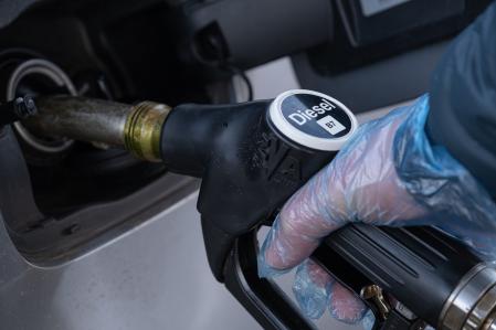 Una persona reposta el coche con diésel&nbsp;