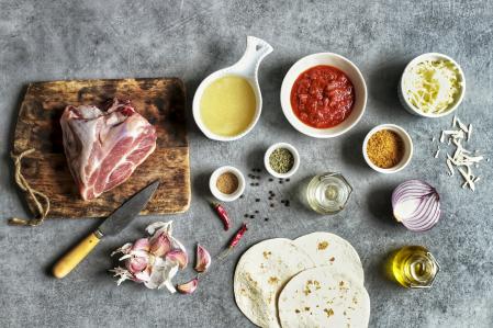 Ingredientes para elaborar la receta de enchilada de cerdo